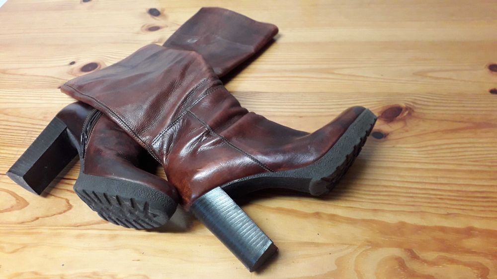 Botas em pele de cano alto