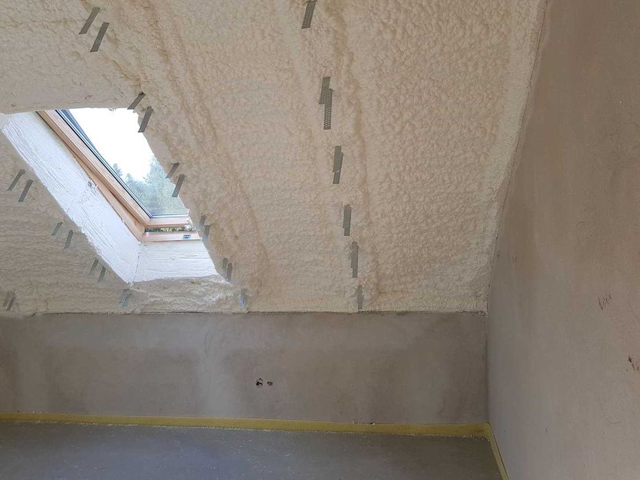 Ocieplenie poddasza, izolacja pianką, docieplenie piana, natrysk PUR