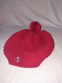Czerwona czapka na zimę