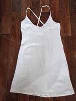 Dopasowana biała sukienka