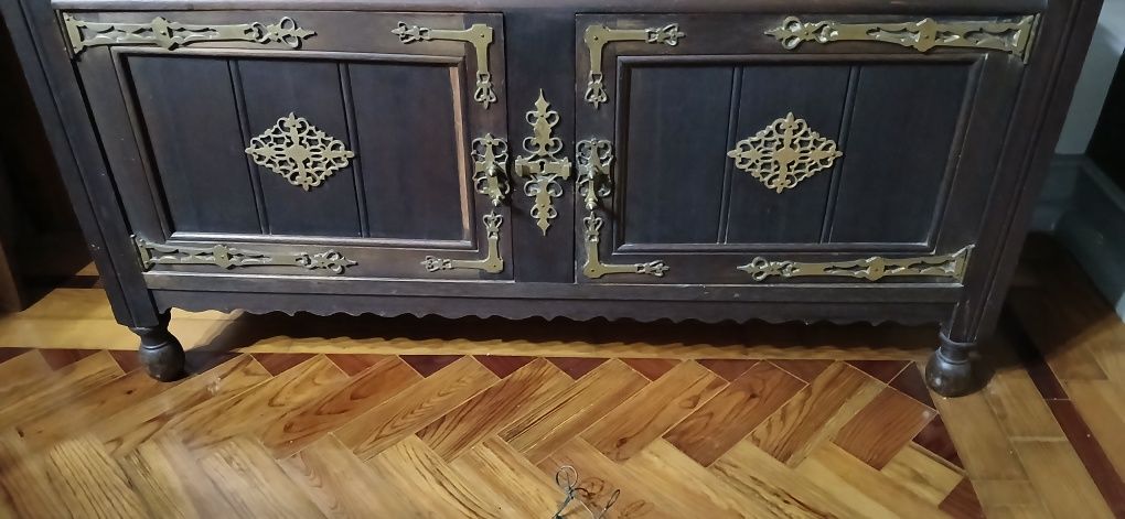 Móvel com cristaleira antigo em óptimo estado.