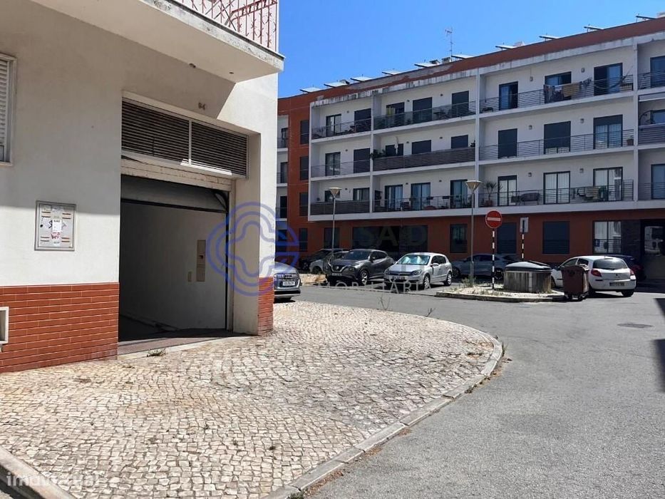 Garagem com 30 m2 no centro do Montijo