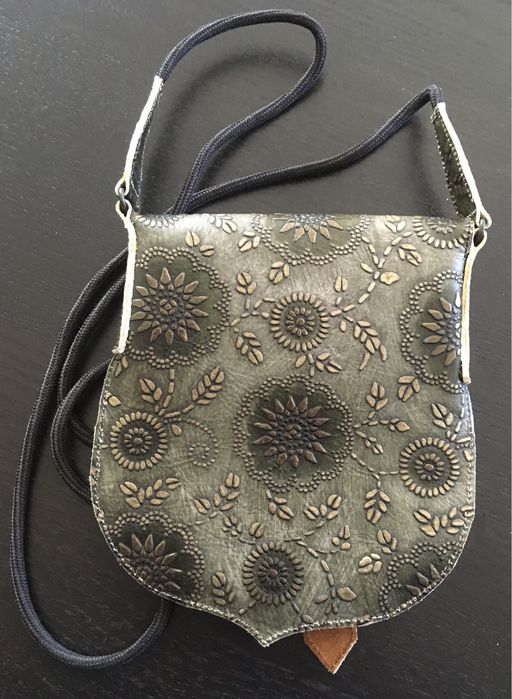 Bolsa etnica, em couro, nova