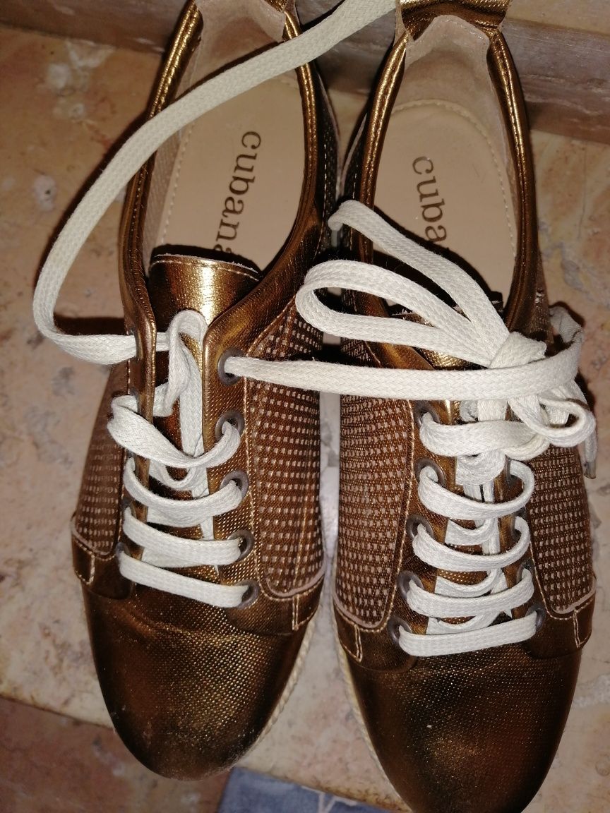 Sapato dourado CUBANAS*