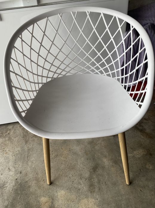 Cadeira branca decorativa