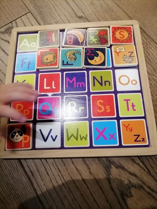 B.Toys Magnetyczne drewniane puzzle - literki alfabetu z tablicą kredo