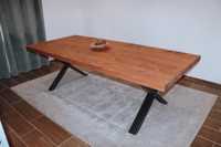 Bela mesa de jantar em madeira de pinho
nórdico e pernas de metal