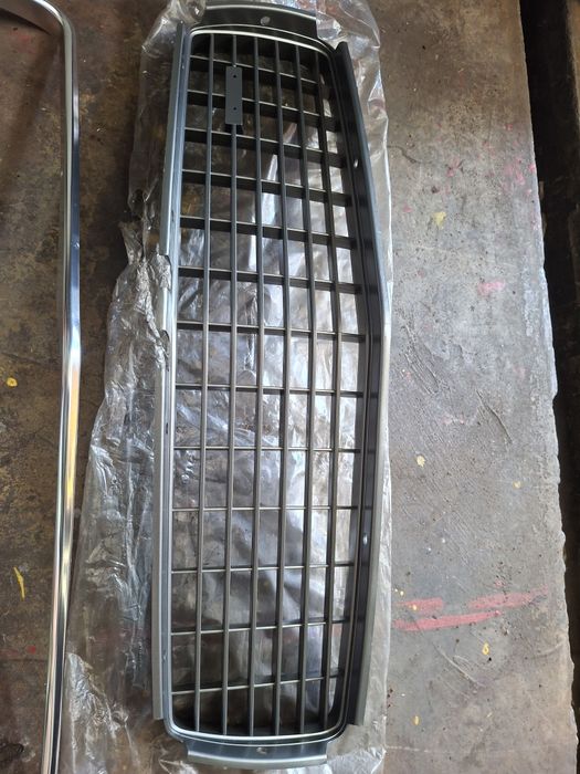 Mazda 818 grelha cromada
