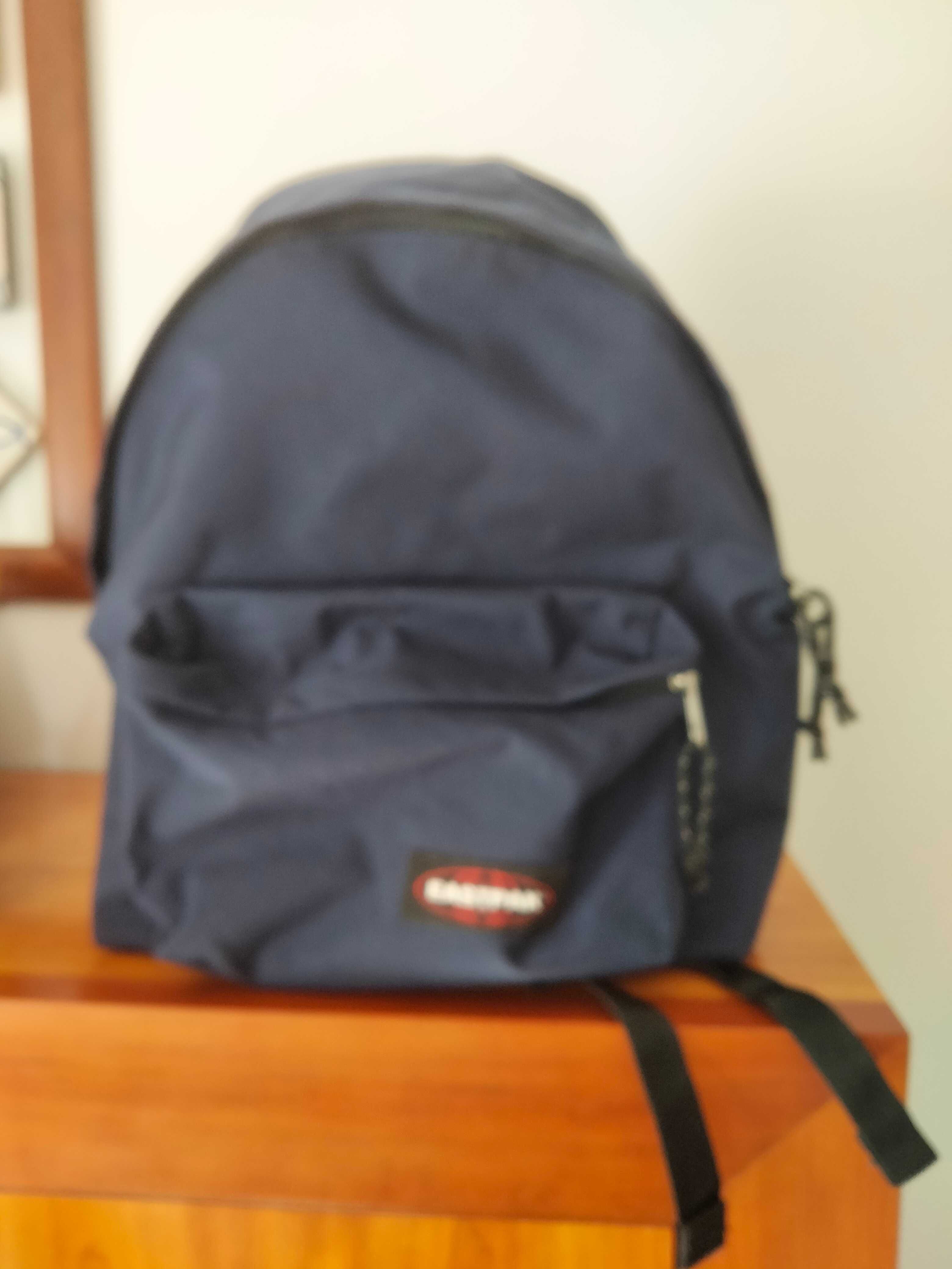 Mochila EASTPAK nova