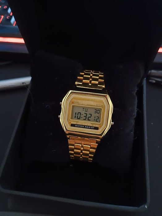 Zegarek w retro stylu LED