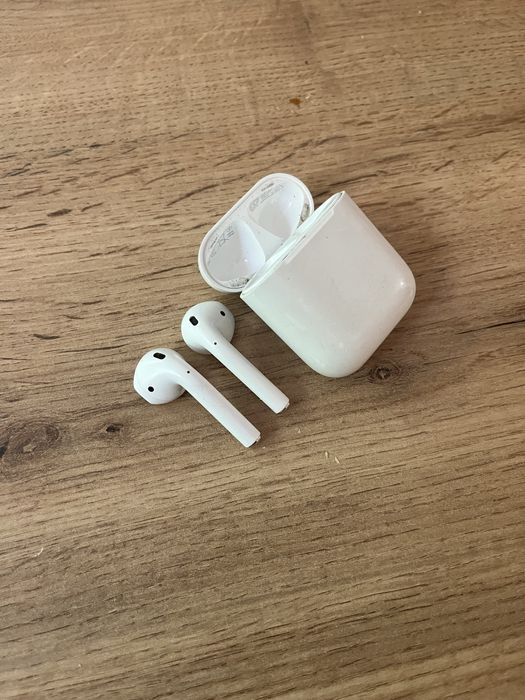 AirPods gen. 2. Prawa słuchawka gra trochę ciszej.