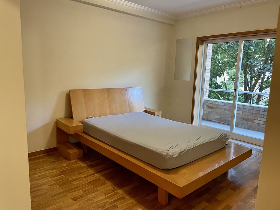 Cama sem colchao com cabeceiras incorporadas