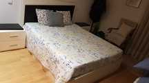 Cama e mesinhas de cabeceira