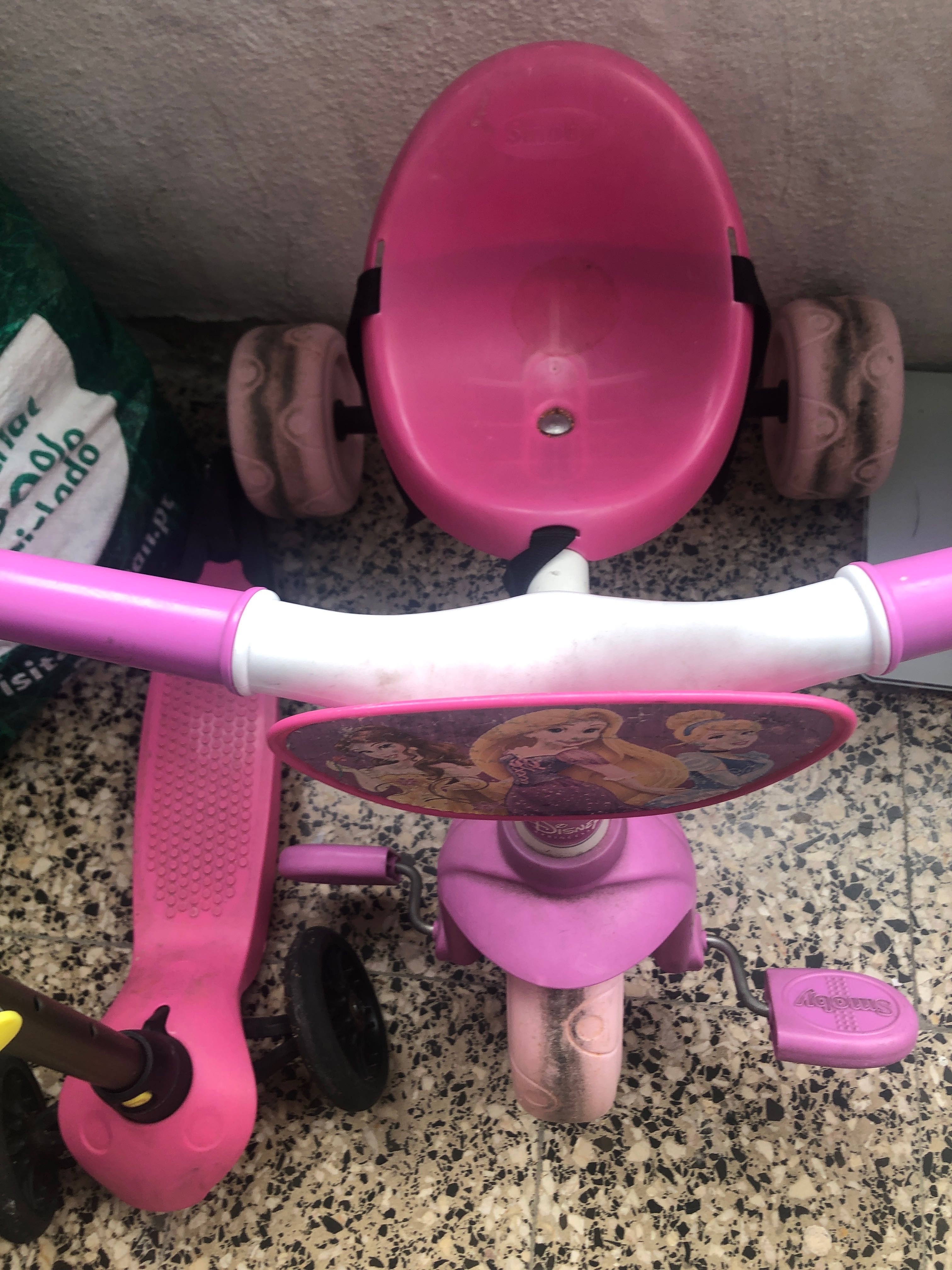 Trotinete e triciclo