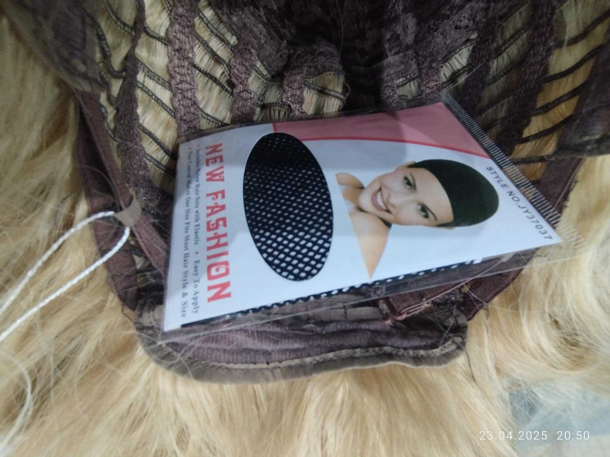 Peruka Oufei. Włosy półdługie falowane z grzywką. Kolor ombre blond