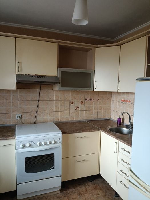 Продаю кутову кухню б/у з мийкою та витяжкою