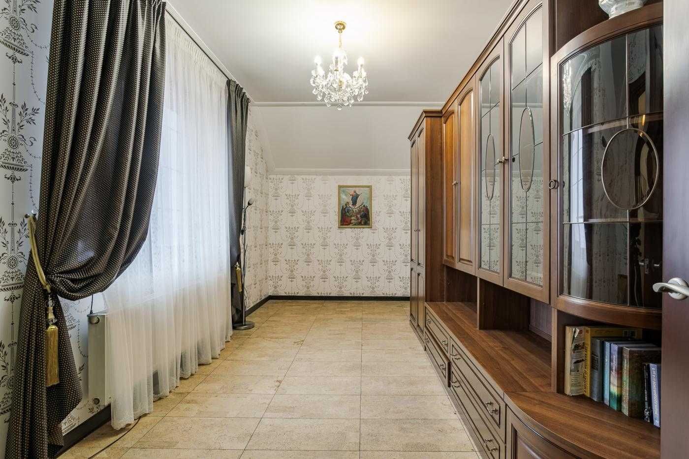 Будинок з басейном в с. Великі Дмитровичі, Новообухівська трасса