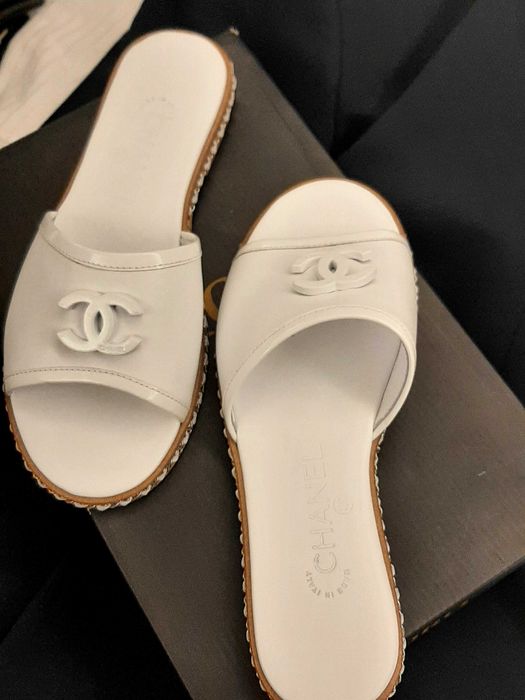 Klapki Chanel białe