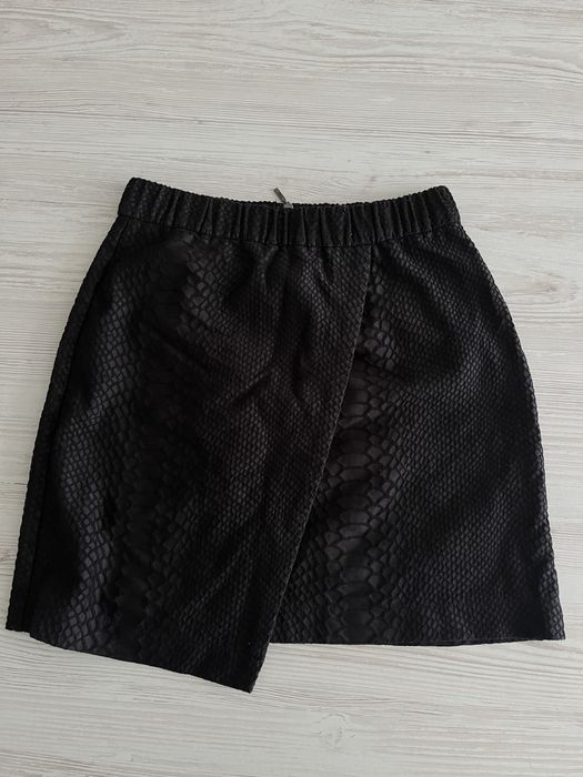 Спідниця чорна, коротка, з зміїним принтом