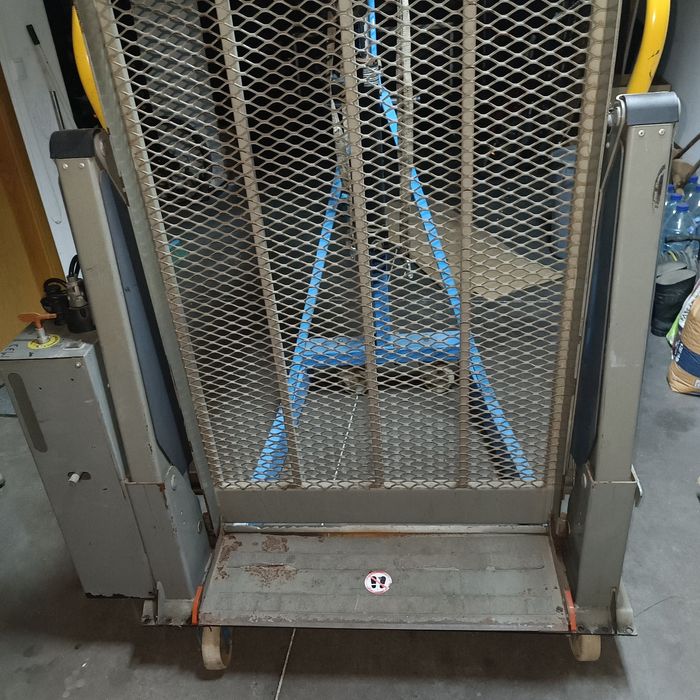 Plantaforma elevatória para carrinha. (Cadeira de rodas)