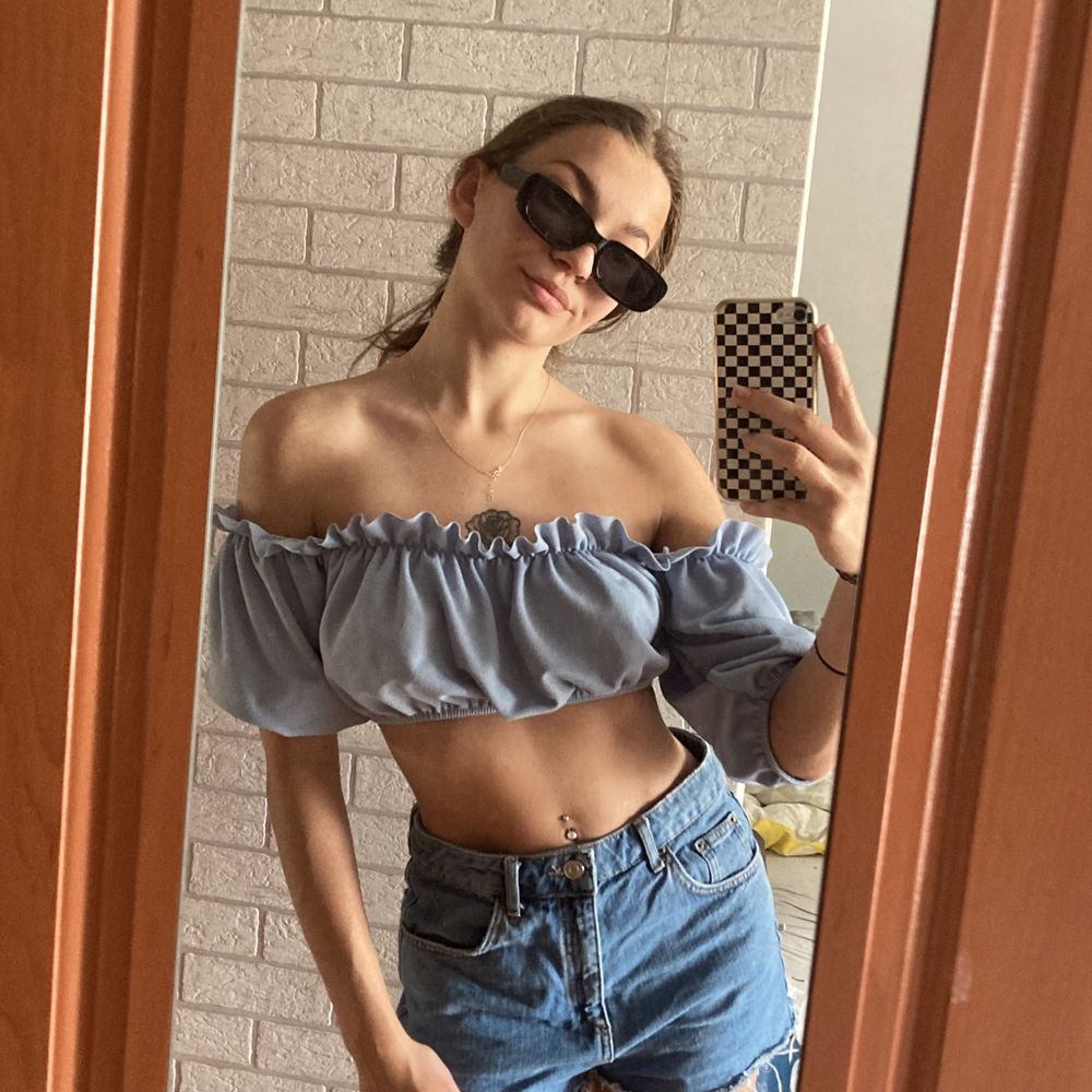 crop top niebieski z bufiastymi rękawami z wiązaniem prettylittlething