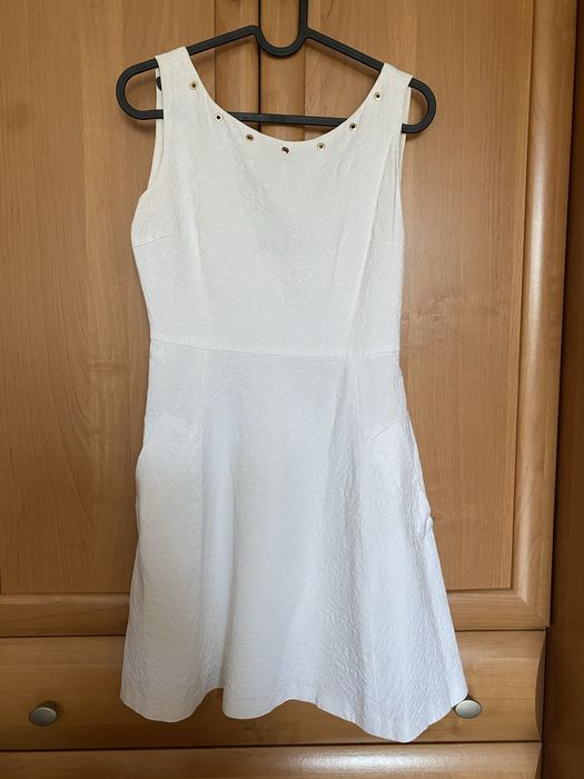 Biała sukienka z kieszeniami wytłaczana