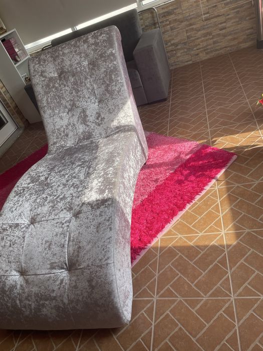 Chaise longue na cor cinzenta