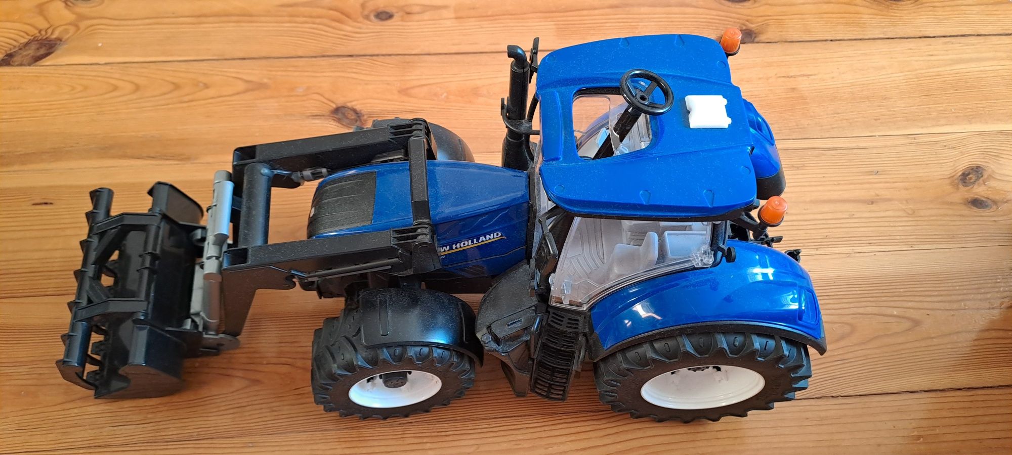 Traktor NewHolland bruder