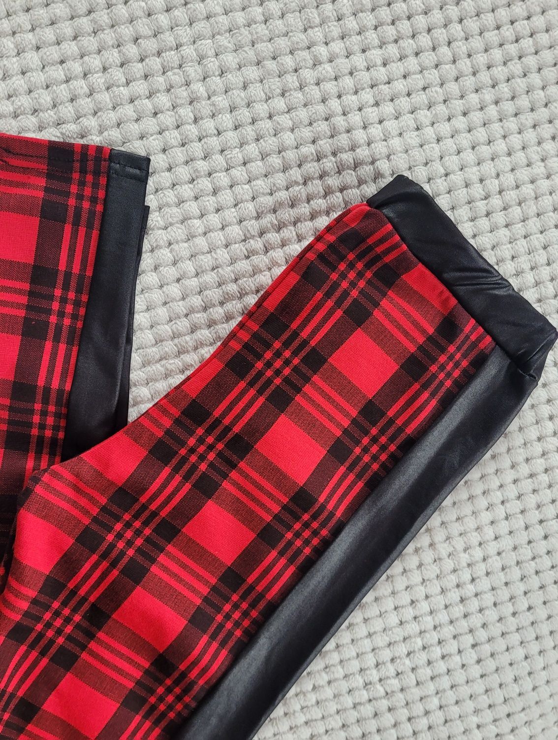 Nowe dopasowane legginsy damskie w kratę z czarnymi wstawkam