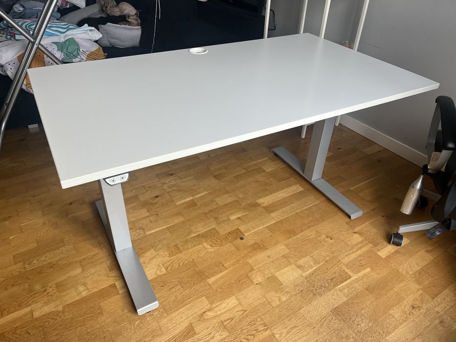Biurko elektrycznie regulowane