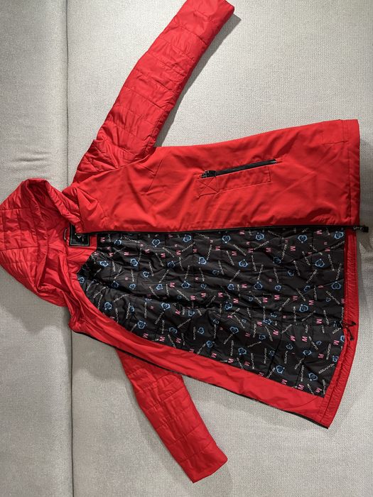 Жіноча червона куртка весна-осінь.