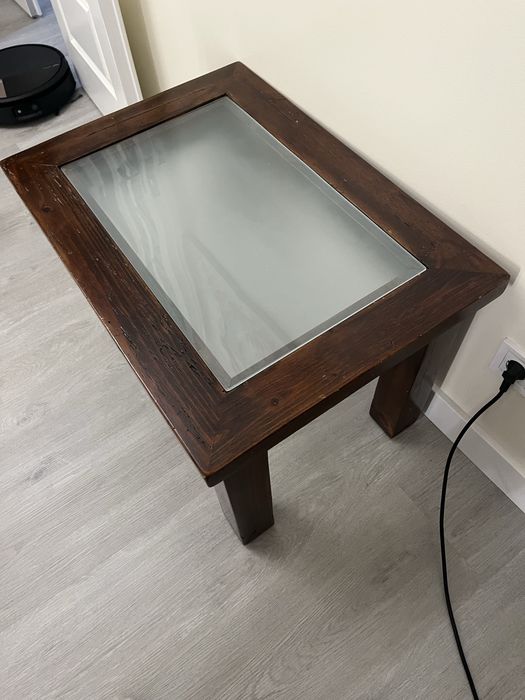 Mesa de madeira com vidro novo