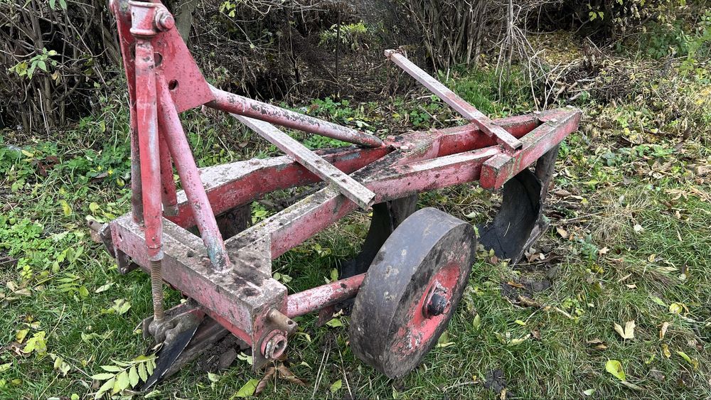 Плуг трьохкорпусний