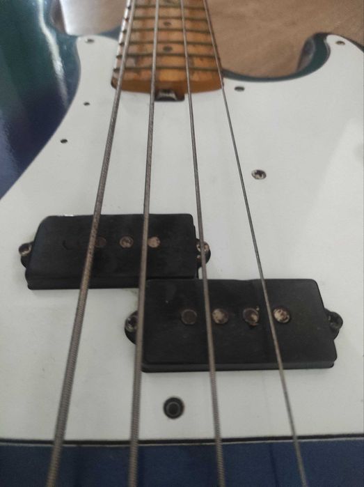 Бас-гітара в стилі Fender Precision Bass