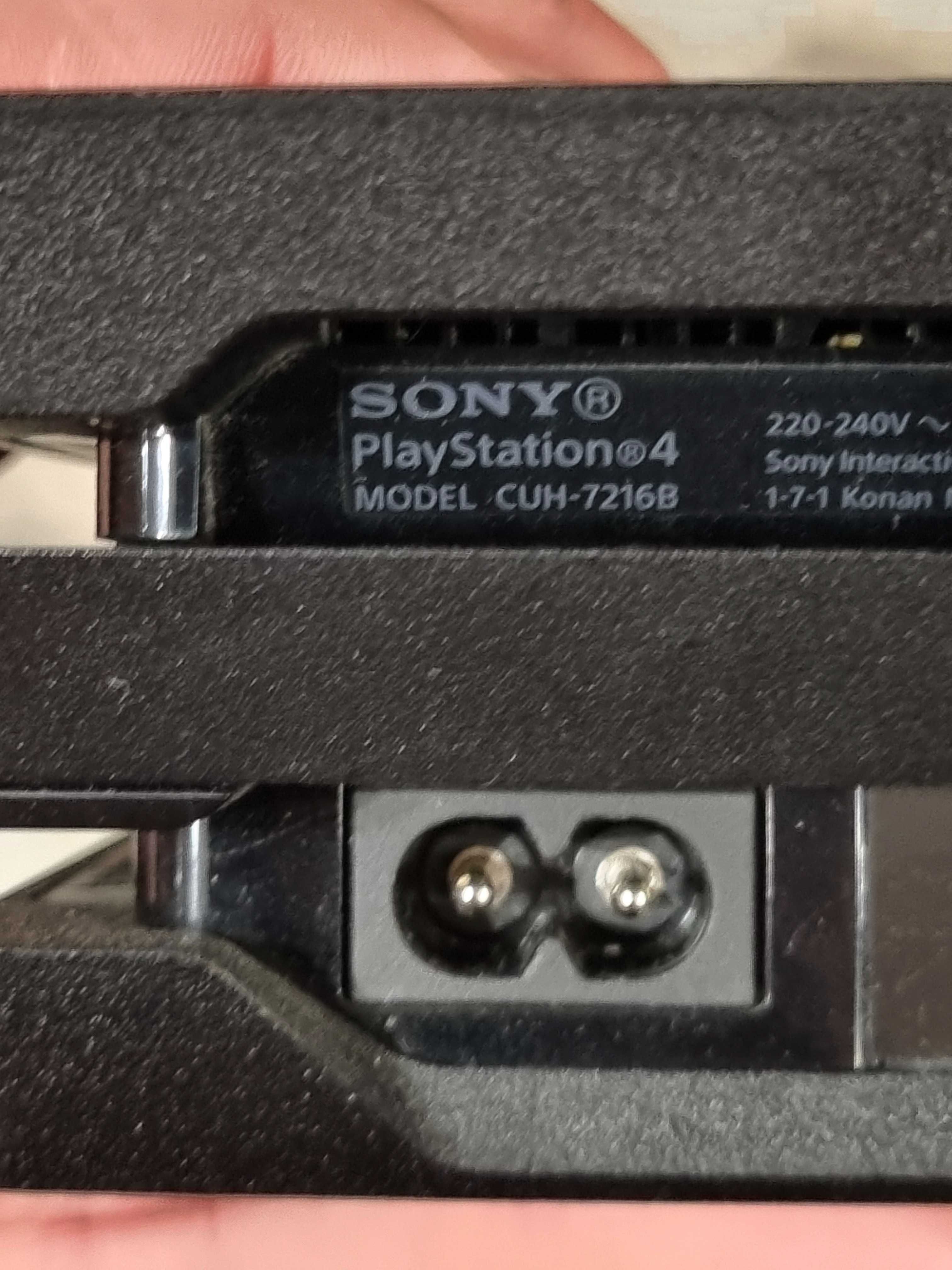 Sony PlayStation 4 Pro / PS4 1Tb CUH-7116B + 2 геймпада.