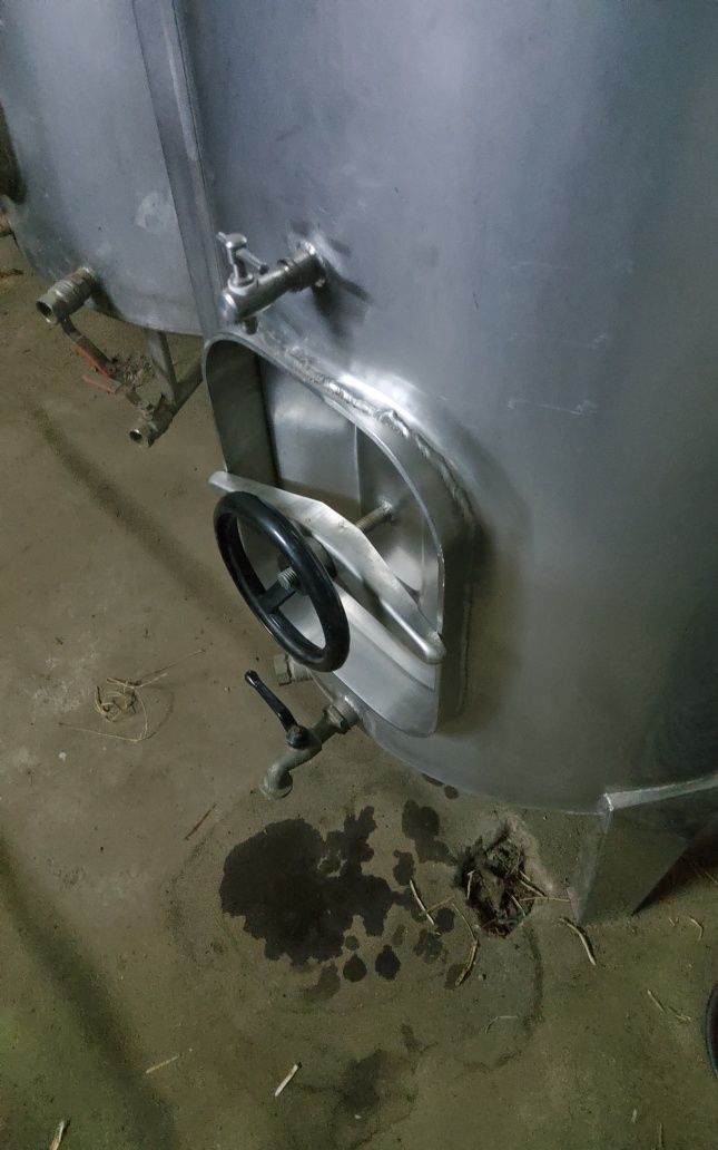 Cubas de armazenamento de vinho ou água, bem estimamadas.