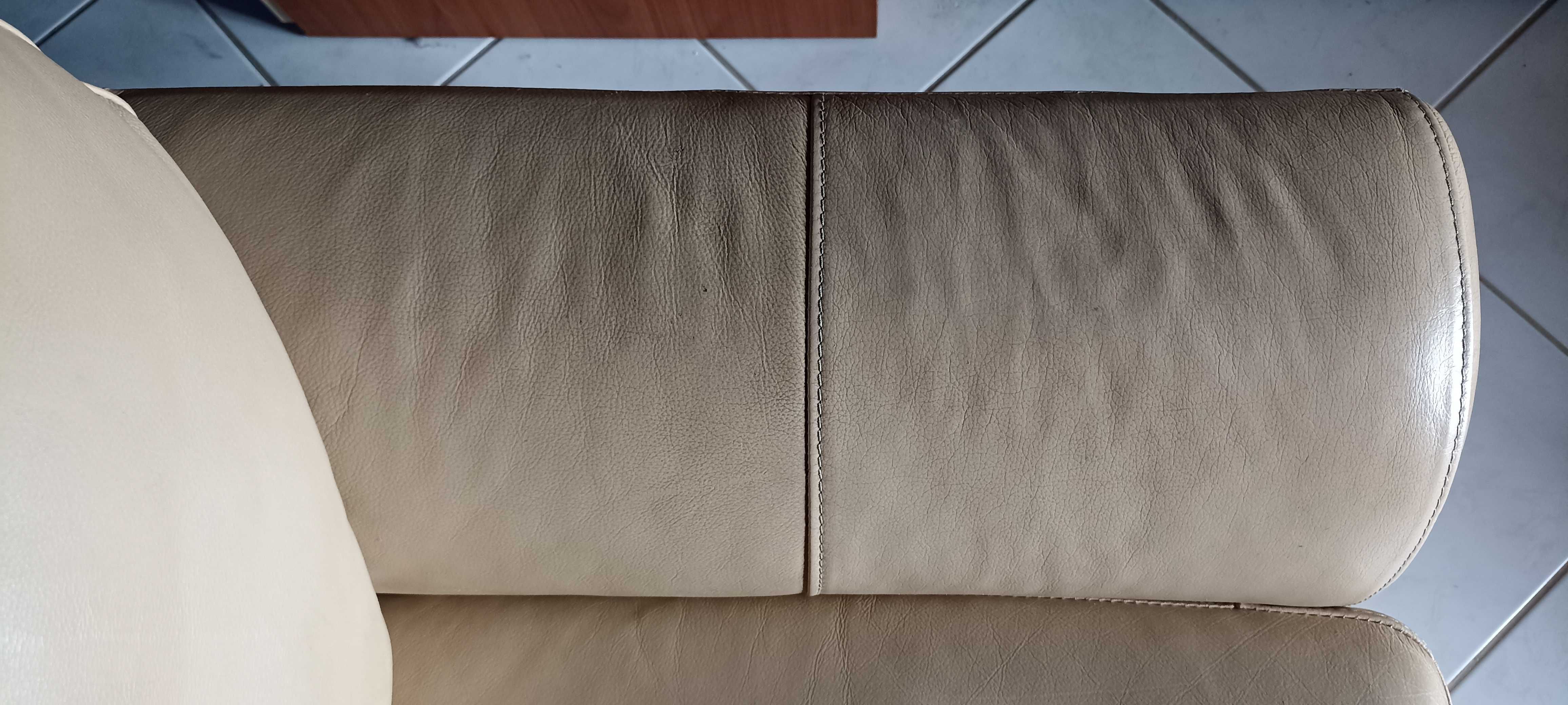 Dois sofás de cor creme.