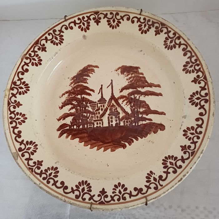 Pratos de faiança com 29.5 cm e 31.5 cm