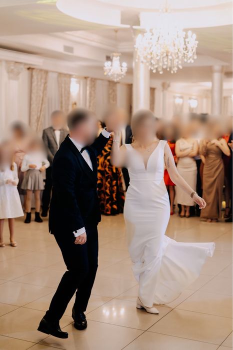 Elegancka dopasowana suknia ślubna