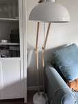 Lampa biala z drewnem