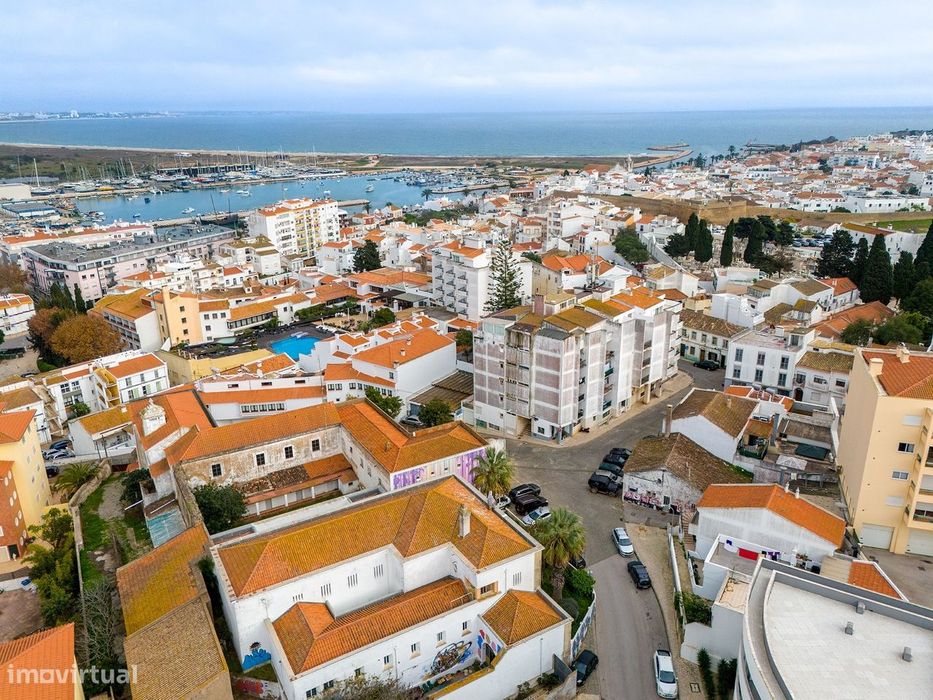 Moradia Com Quintal No Centro De Lagos Com Possibilidade De Construção