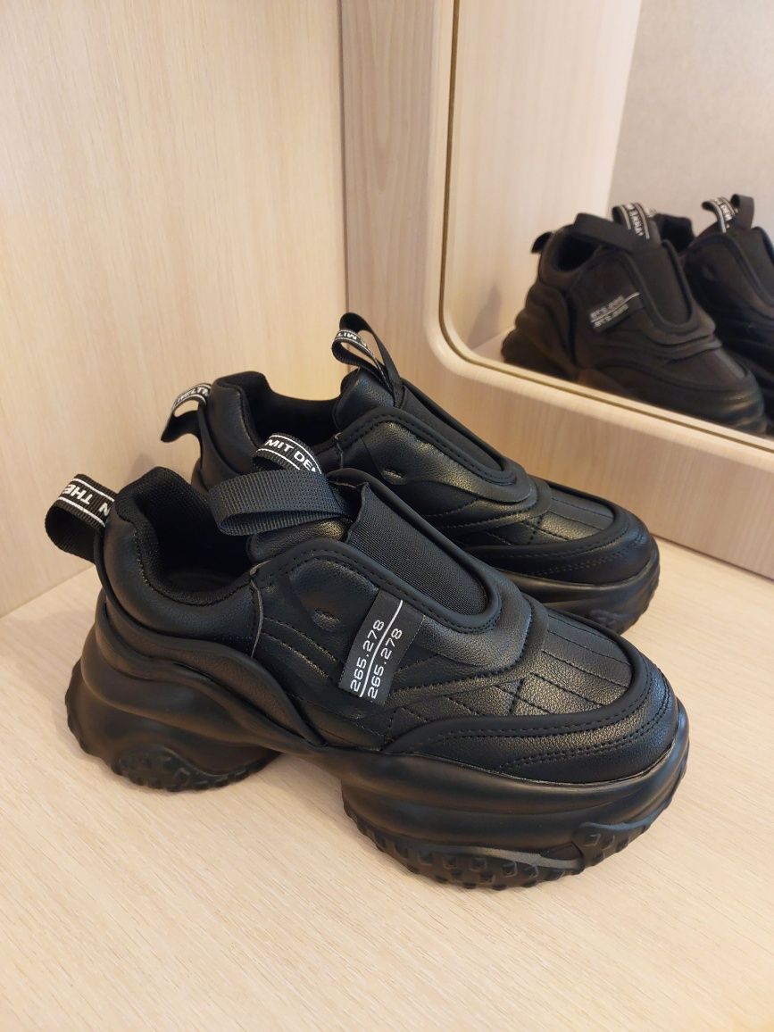 Стильні чорні кросівки