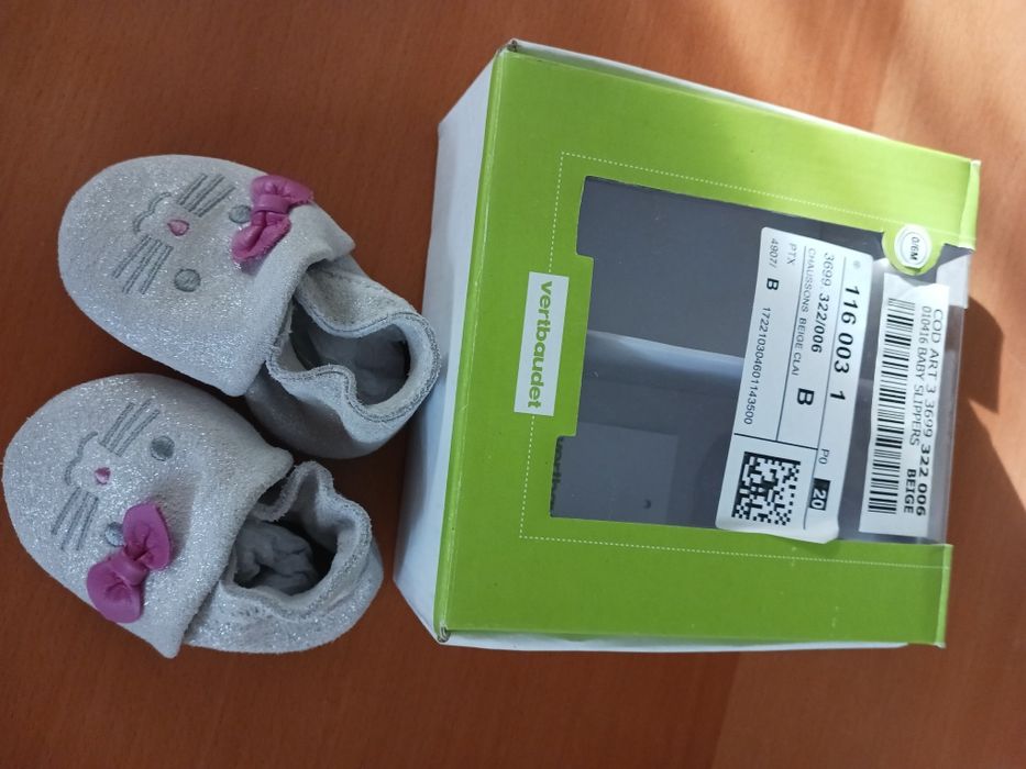 Sapatinhos em pele de menina