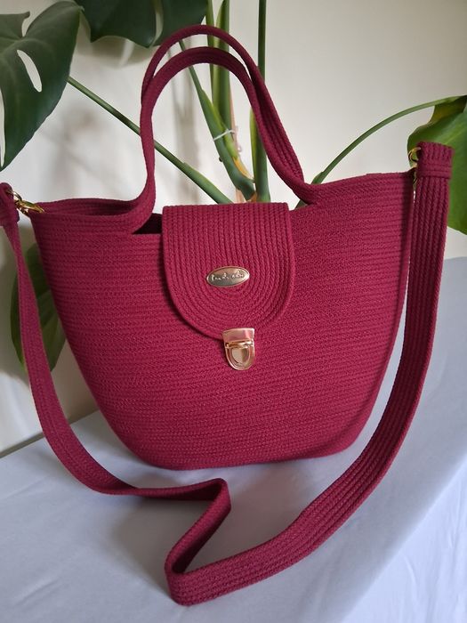 Piekny duży kosz , kolor bordowy.