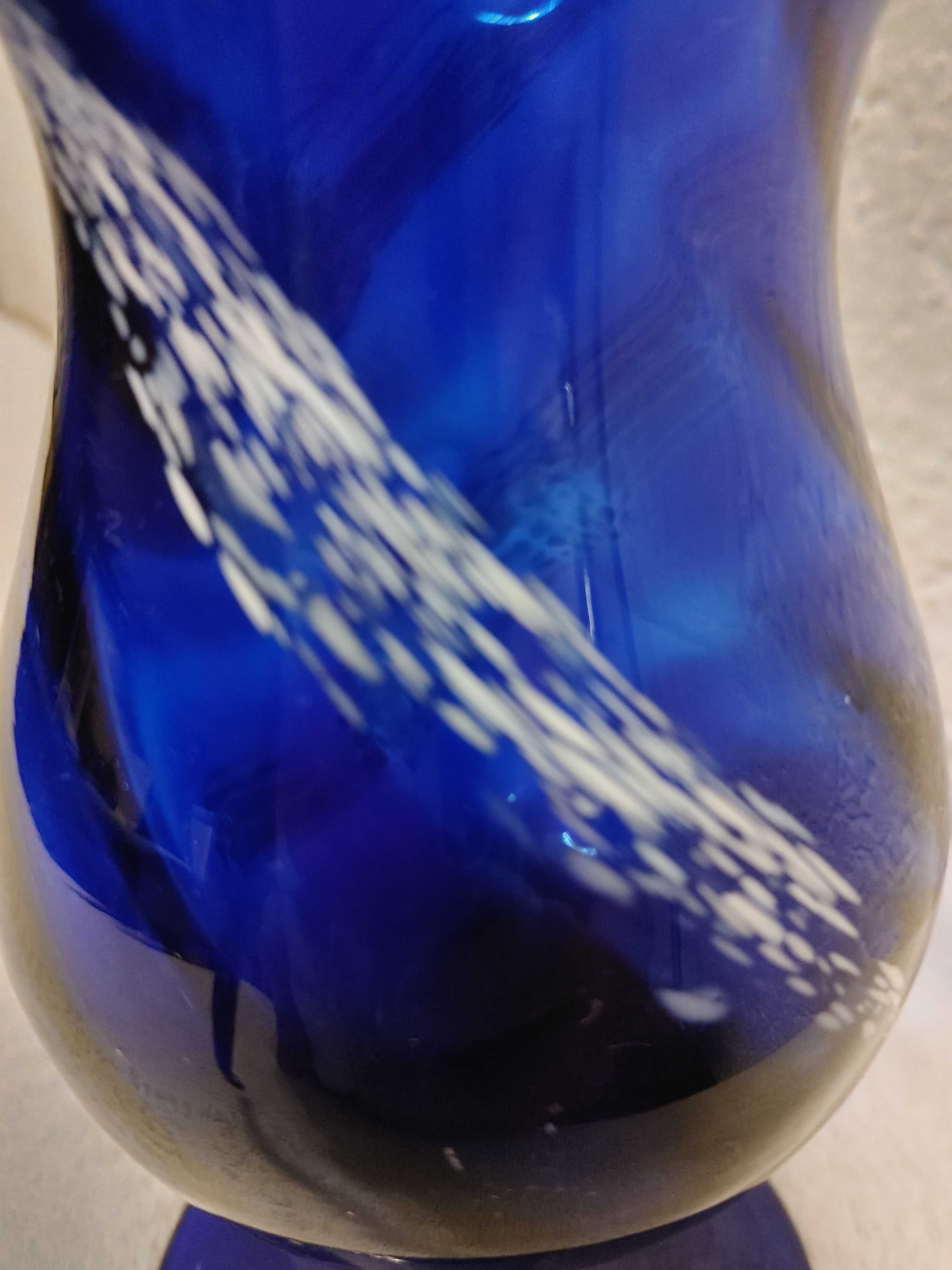 Kobaltowy szklany wazon PRL recznie robiony