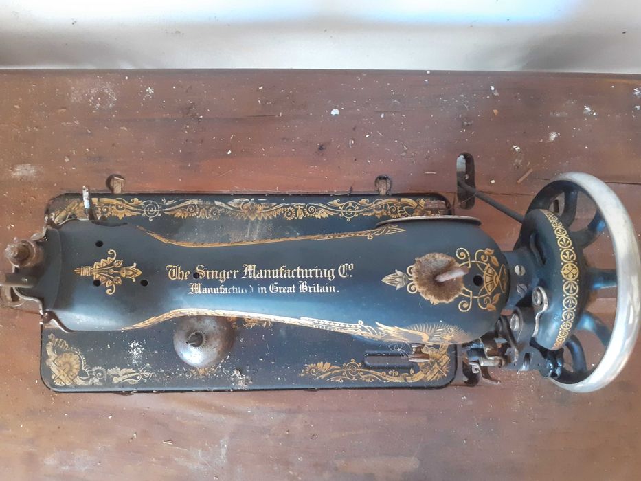Máquina de costura Singer de pedal vintage com móvel original e tampa