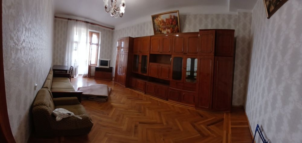 Сдам большую квартиру у метро.