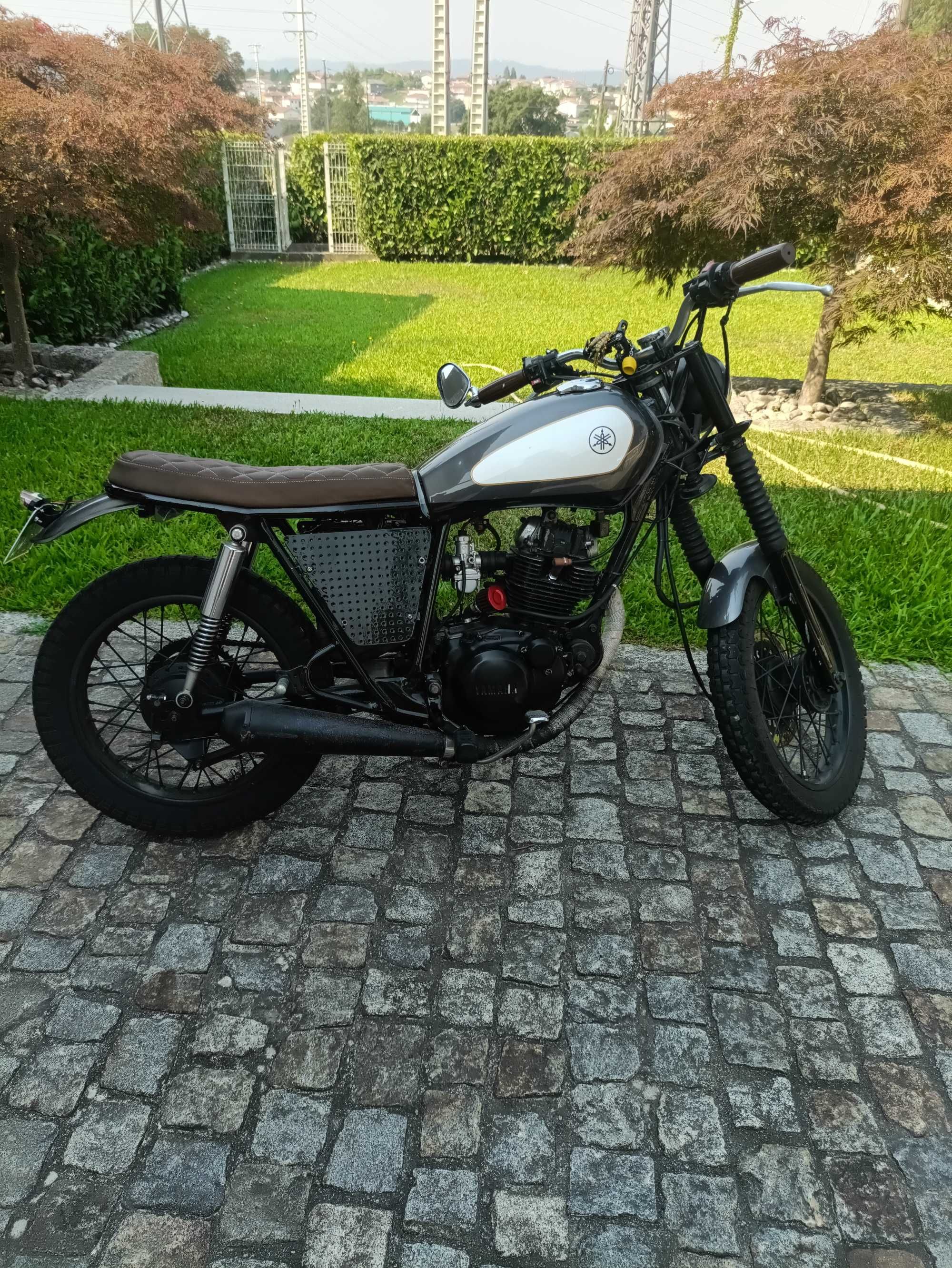 Yamaha 125SR poder em duas rodas