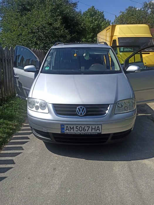 Volkswagen touran.