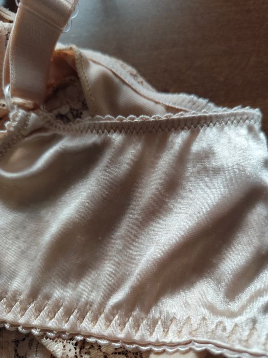 Biustonosz z koronką na regulowane ramiączka rozm 85D.